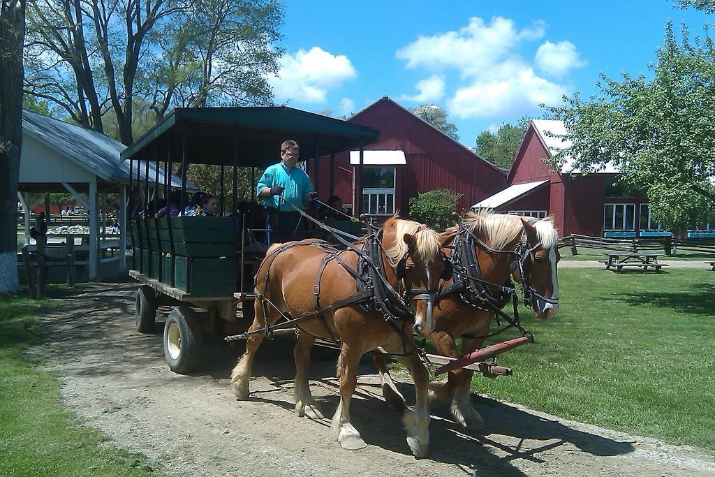 Amish Inn Nappanee Exteriör bild